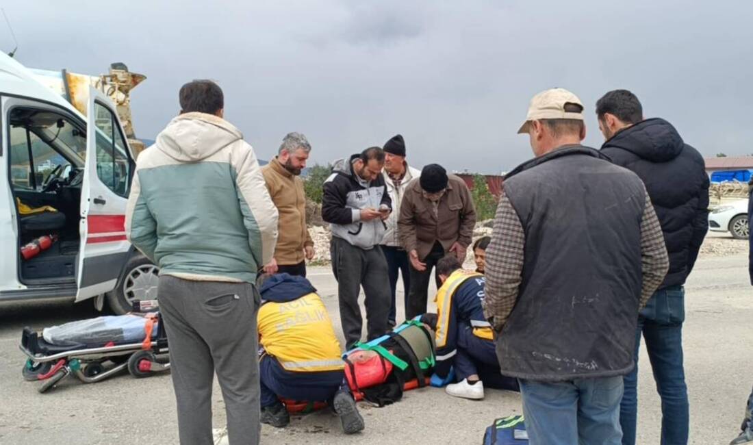 Hatay'ın Samandağ ilçesinde meydana gelen trafik kazasında motosiklet sürücüsü yaralandı.