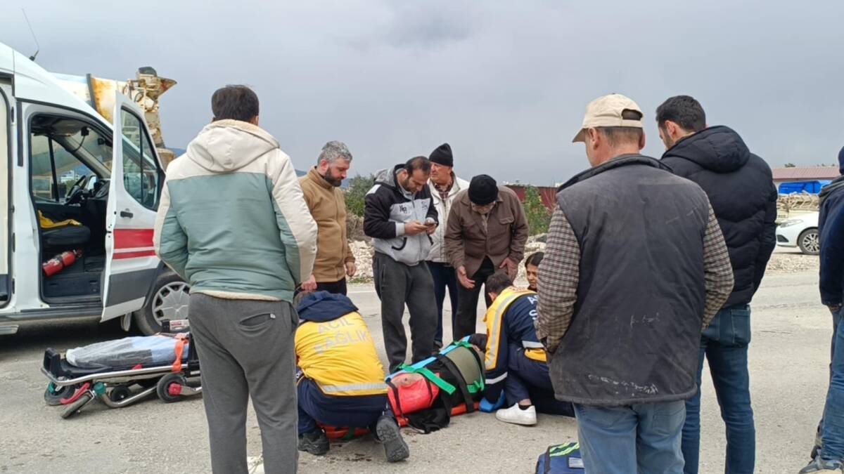 Hatay'ın Samandağ ilçesinde meydana gelen trafik kazasında motosiklet sürücüsü yaralandı.
