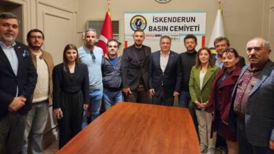 CHP Hatay Milletvekili Servet Mullaoğlu ve parti üyeleri, İskenderun Basın