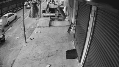 Hatay’ın Altınözü ilçesinde etkili olan şiddetli fırtına, bir iş yerinde