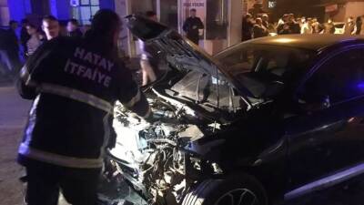 Reyhanlı ilçesinin Yeni Mahalle mevkiinde, iki otomobilin karıştığı trafik kazasında