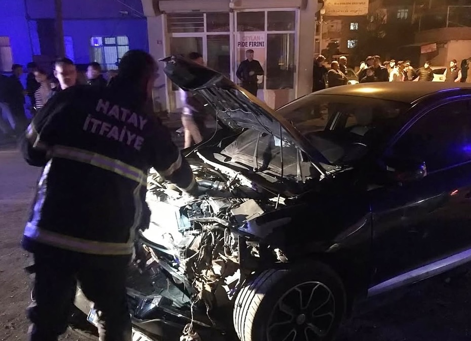 Reyhanlı ilçesinin Yeni Mahalle mevkiinde, iki otomobilin karıştığı trafik kazasında