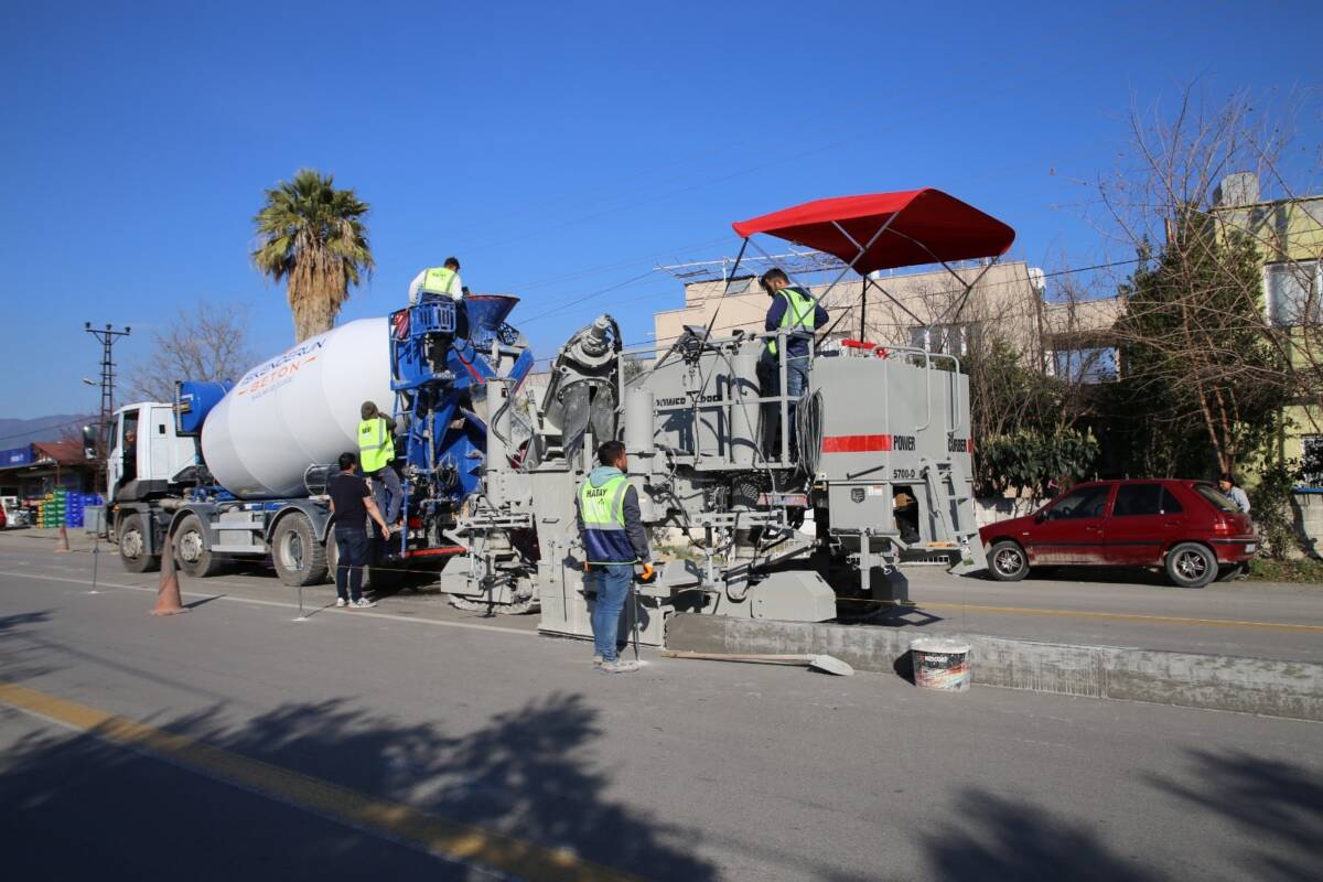 Hatay Büyükşehir Belediyesi (HBB), “Hatay Ayağa Kalkıyor” sloganıyla kente hizmet