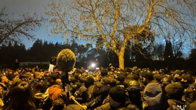 Yunus Emre Parkı’nda yürüyüş yapmak isteyen vatandaşlar, polis barikatıyla engellendi.