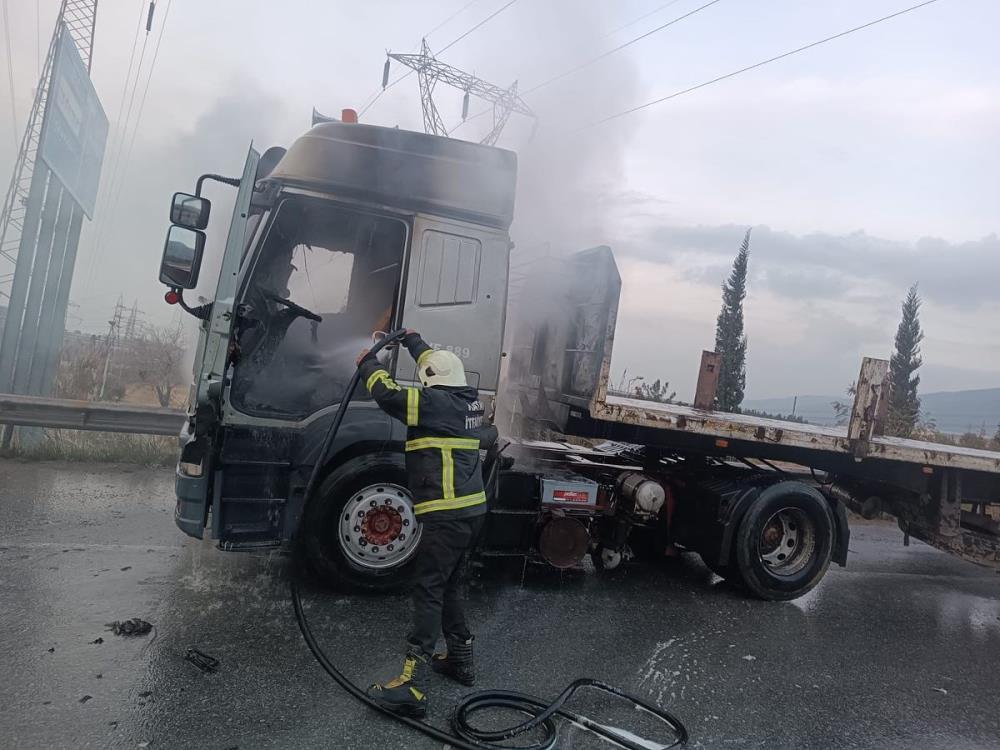 Hatay'ın Payas ilçesinde, Adana-Hatay otobanı üzerinde seyir halindeki bir tırda