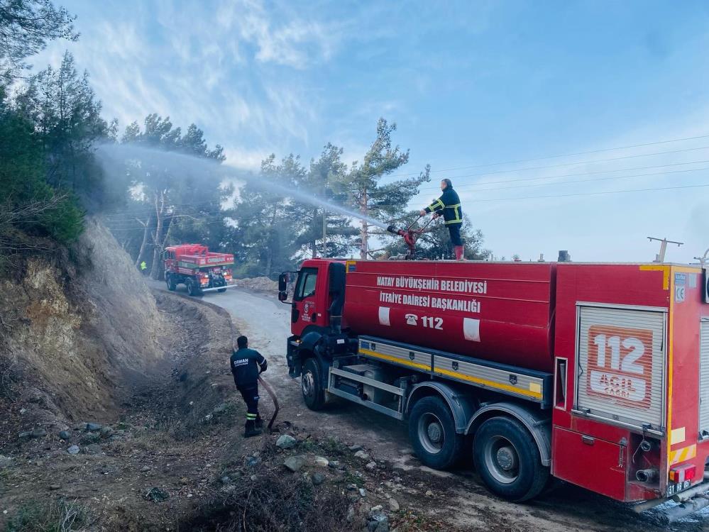 Hatay’ın Arsuz ilçesi Kozaklı Mahallesi’nde ormanlık alanda çıkan örtü yangını,
