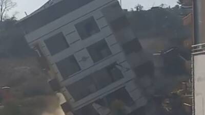 Hatay’ın Defne ilçesinde bulunan 6 katlı bina, iş makinesinin kontrollü