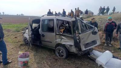 Hatay’ın Reyhanlı ilçesinde, sürücüsünün direksiyon hakimiyetini kaybetmesi sonucu tarlaya uçan