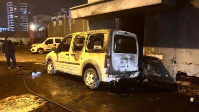 Hatay’ın İskenderun ilçesinde, hasarlı bir binanın bodrum katında çıkan yangın,