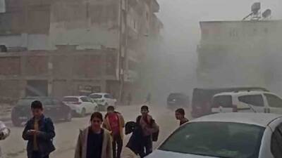 Hatay’ın Samandağ ilçesinde gerçekleşen bir bina yıkımı, çevreye yayılan yoğun