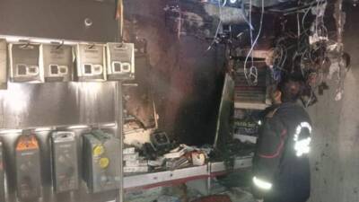 Hatay’ın Samandağ ilçesinde bir telefoncu dükkanında çıkan yangın, itfaiye ekiplerinin