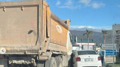 Hatay’ın Antakya ilçesinde sabah saatlerinde, hafriyat kamyonu ve bir otomobilin