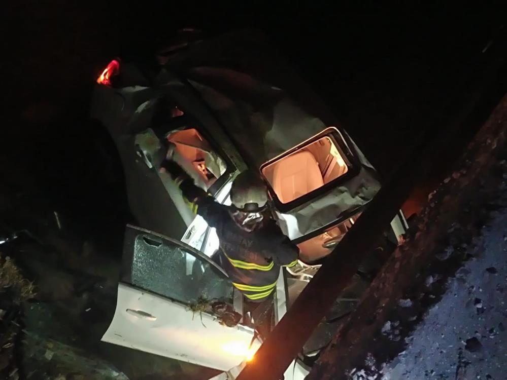 Hatay’ın Kırıkhan ilçesinde, Baldıran mevkiinde yaşanan trafik kazasında bir otomobil