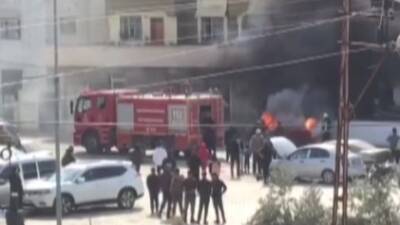 Hatay’ın Reyhanlı ilçesine bağlı Kurtuluş Mahallesi’nde park halindeki bir kamyonet,