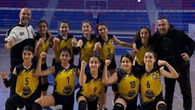 Hatay’ın Arsuz ilçesindeki Sabancı Arsuz Ortaokulu kız voleybol takımı, Hatay
