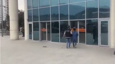 Hatay Emniyet Müdürlüğü ekipleri, aranan şahısların yakalanmasına yönelik gerçekleştirdiği operasyonlarda