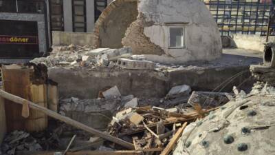 İskenderun’da, Kahramanmaraş merkezli depremlerden ağır hasar alan tarihi yapılar bir