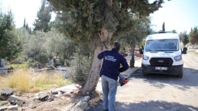 Hatay Büyükşehir Belediyesi (HBB), kent genelindeki mezarlıklarda bakım, onarım ve