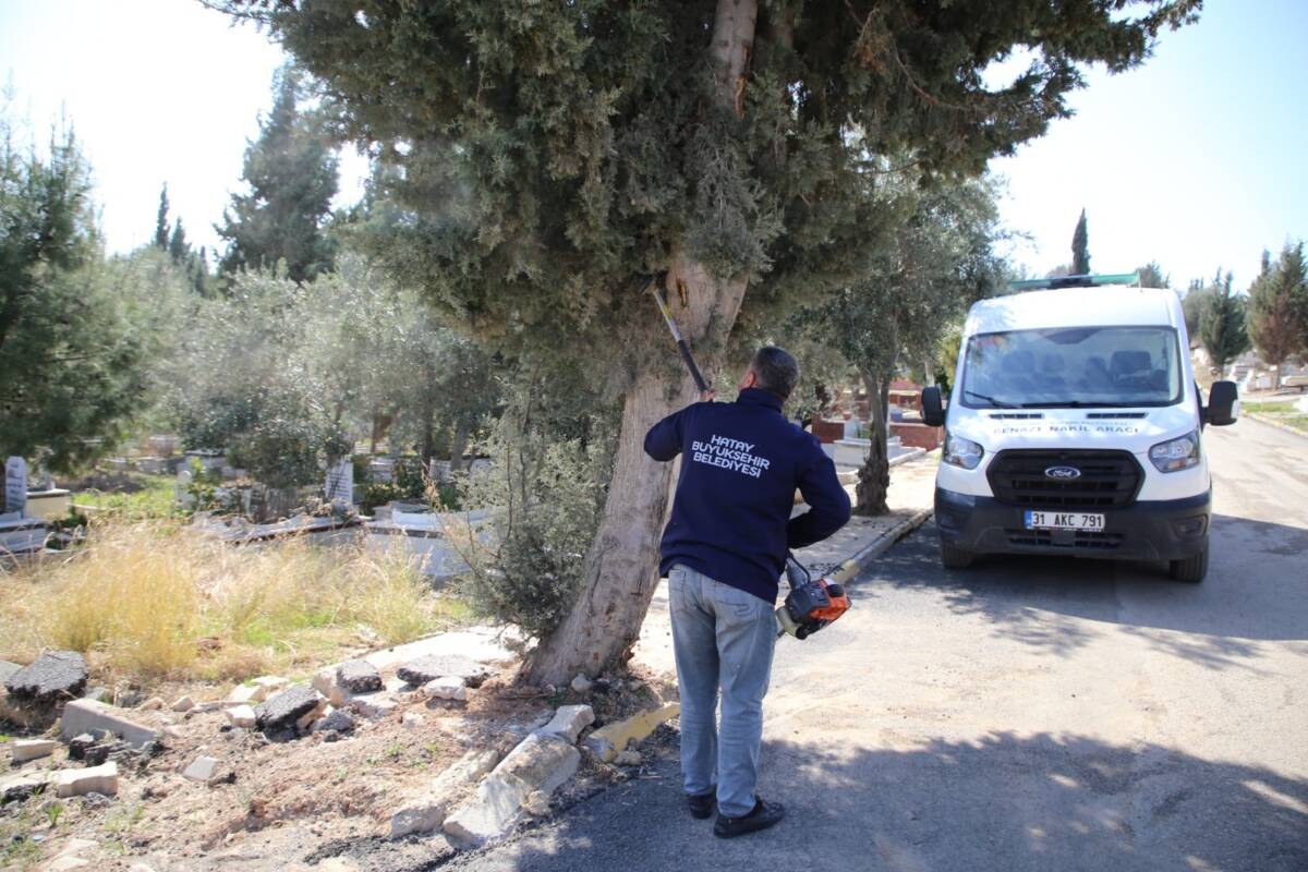 Hatay Büyükşehir Belediyesi (HBB), kent genelindeki mezarlıklarda bakım, onarım ve