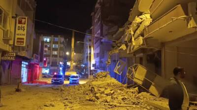 Hatay’ın Samandağ ilçesinde, depremde hasar gören üç katlı bir binanın