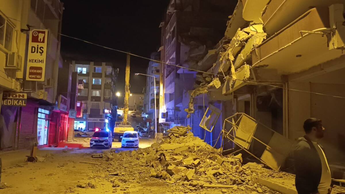 Hatay’ın Samandağ ilçesinde, depremde hasar gören üç katlı bir binanın