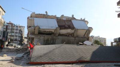 Hatay’ın Samandağ ilçesinde meydana gelen deprem sonrası hasar gören binaların