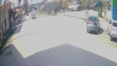 Hatay’ın Arsuz ilçesinde, motosikletle otomobilin kafa kafaya çarpıştığı kaza anı,