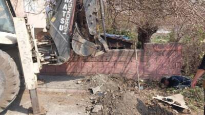 Hatay’ın Payas ilçesinde, Karacami Mahallesi’nde bir sulama kanalında mahsur kalan