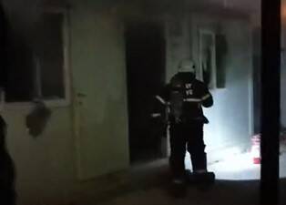 Hatay’ın Defne ilçesinde, depremzede bir ailenin barındığı konteyner yangın sonucu