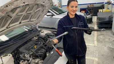 İzmirli 27 yaşındaki Meryem Garip, üç üniversite diplomasına sahip olmasına