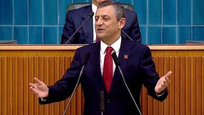 CHP Genel Başkanı Özgür Özel, partisinin grup toplantısında gündemdeki sokak