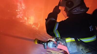 Hatay’ın Antakya ilçesi Haraparası Mahallesi’nde bir kereste imalathanesinde çıkan yangın,