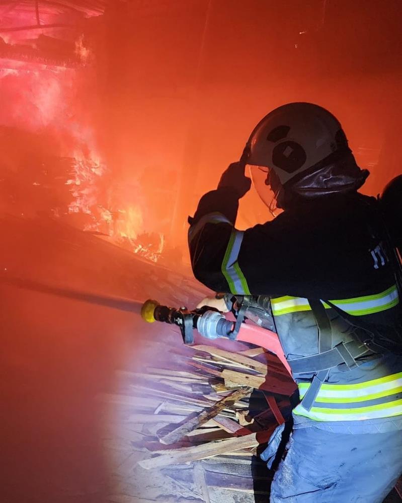 Hatay’ın Antakya ilçesi Haraparası Mahallesi’nde bir kereste imalathanesinde çıkan yangın,
