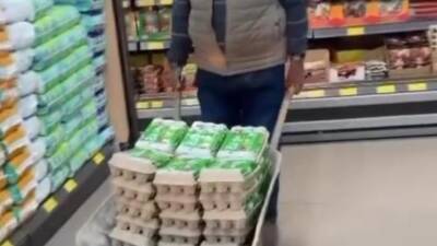 Hatay’ın Kumlu ilçesinde 40 yıldır tostçuluk yapan Abdullah Çakarlar, alışverişe