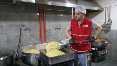 İskenderun’da Türk Kızılay, ramazan ayında ihtiyaç sahiplerine büyük destek sağlıyor.