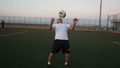 Hatay’ın Kumlu ilçesinde futbol tutkusu yıllara meydan okuyor. Çocukluk yıllarında