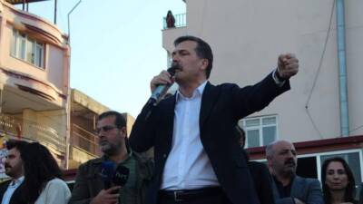 Hatay’ın Samandağ ilçesinde binlerce kişi, Suriye’deki Alevi katliamına tepki göstermek