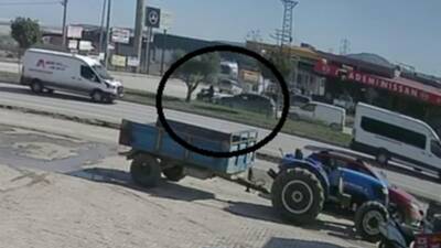 Antakya’da yaşanan trafik kazasında, otomobil ile çarpışan motosiklet sürücüsü -metrelerce