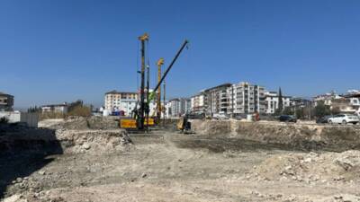 Hatay’ın Defne ilçesinde, Uğur Mumcu Meydanı’ndaki rezerv alanda bulunan koruma