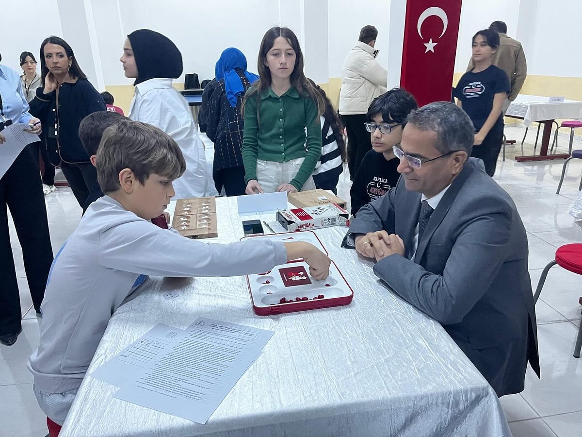 Antakya’da gerçekleştirilen Akıl-Zeka Oyunları Turnuvası, ilkokul ve ortaokul öğrencilerinin zekâlarını