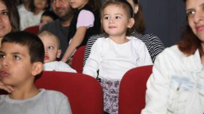 Hatay Büyükşehir Belediyesi (HBB), HBB Tiyatro oyuncularının sahneye koyduğu “İki