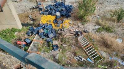 Hatay’ın Erzin ilçesinde meydana gelen trafik kazasında limon yüklü kamyonet,