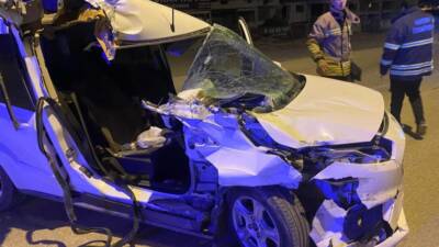 Hatay’ın Antakya ilçesinde yaşanan trafik kazasında, hafif ticari araç tırla