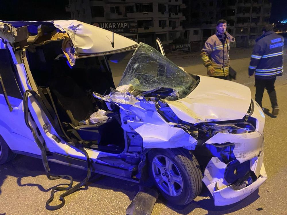 Hatay’ın Antakya ilçesinde yaşanan trafik kazasında, hafif ticari araç tırla