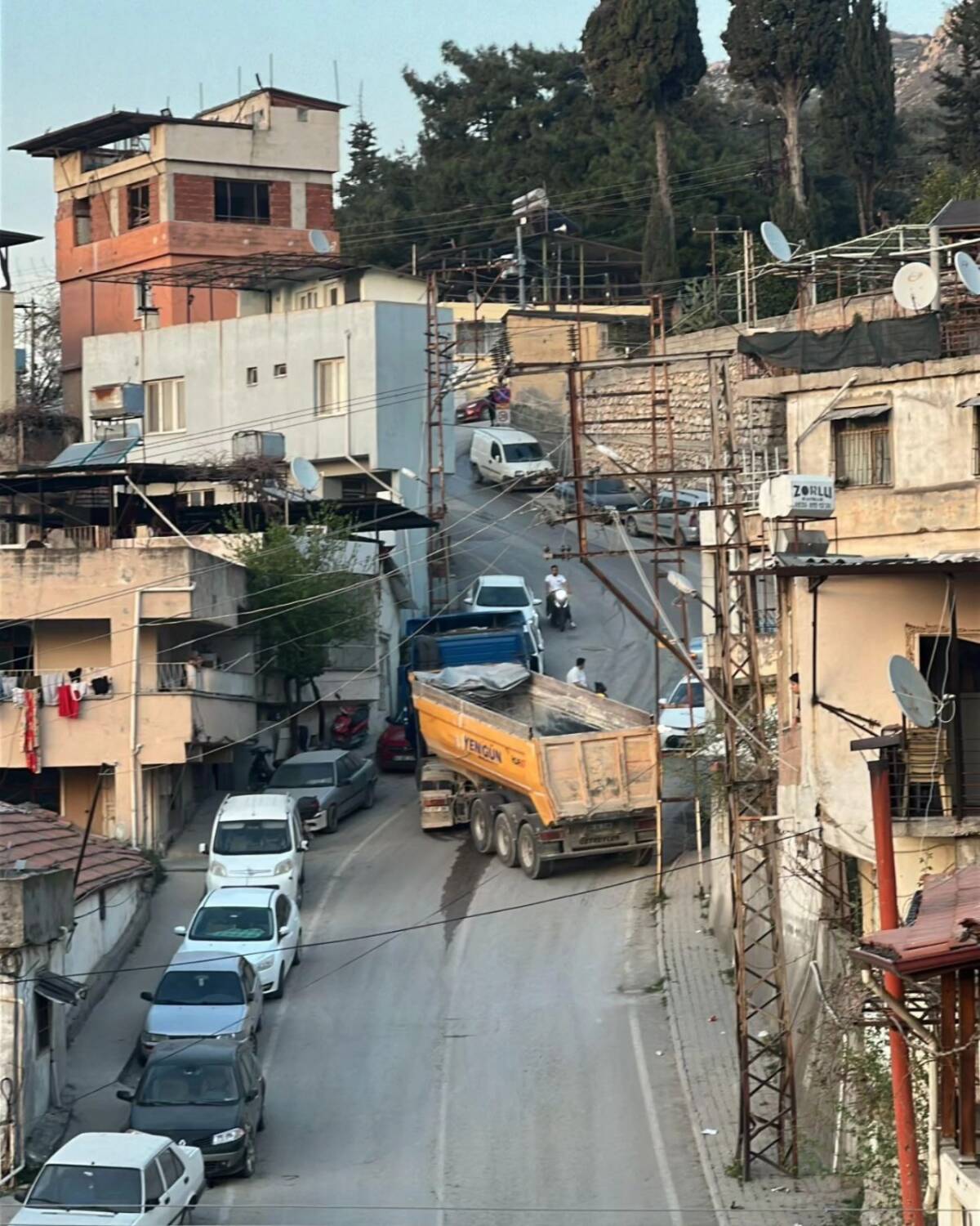 Antakya’da Kurtuluş Caddesi’ne alternatif olarak kullanılan İzmir Caddesi’ne giden rampalı