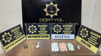 Hatay’ın Erzin ilçesinde durdurulan bir araçta yapılan aramada çeşitli uyuşturucu