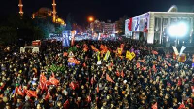 İstanbul Büyükşehir Belediye Başkanı Ekrem İmamoğlu’nun gözaltına alınmasının ardından düzenlenen