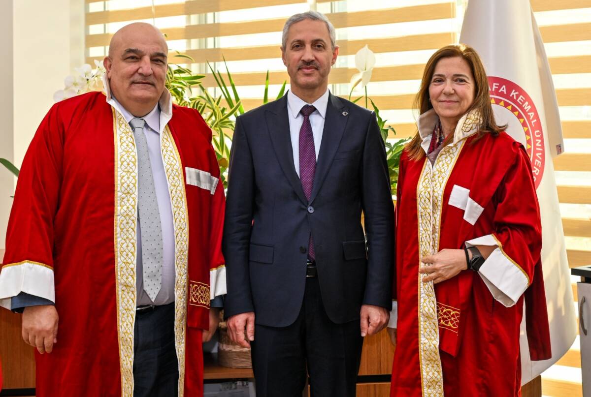 Hatay Mustafa Kemal Üniversitesi (HMKÜ) Mimarlık Fakültesinde düzenlenen devir teslim