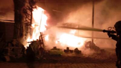 Antakya ilçesine bağlı Aşağıoba Mahallesi’nde gece saatlerinde meydana gelen yangında,