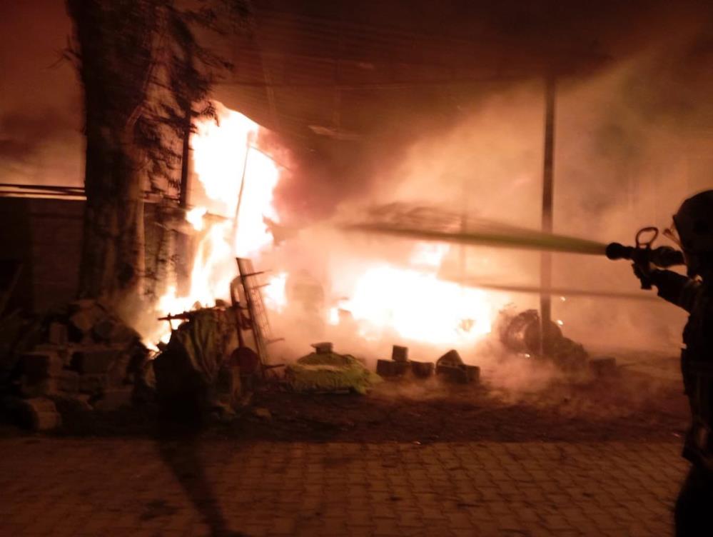 Antakya ilçesine bağlı Aşağıoba Mahallesi’nde gece saatlerinde meydana gelen yangında,